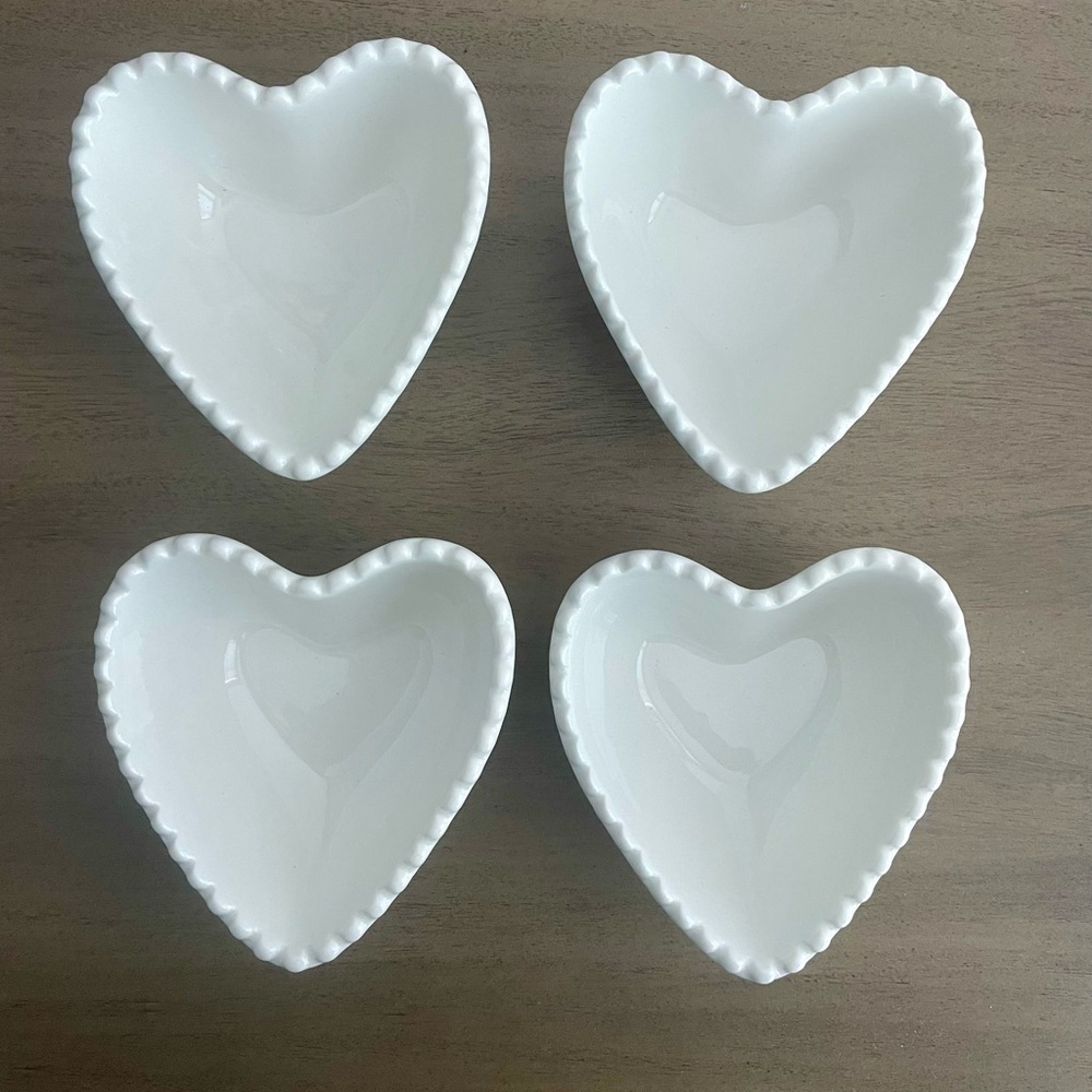 NWT Superior Porcelain Set of 4 Heart Shaped Dishes - Picture 2 of 8